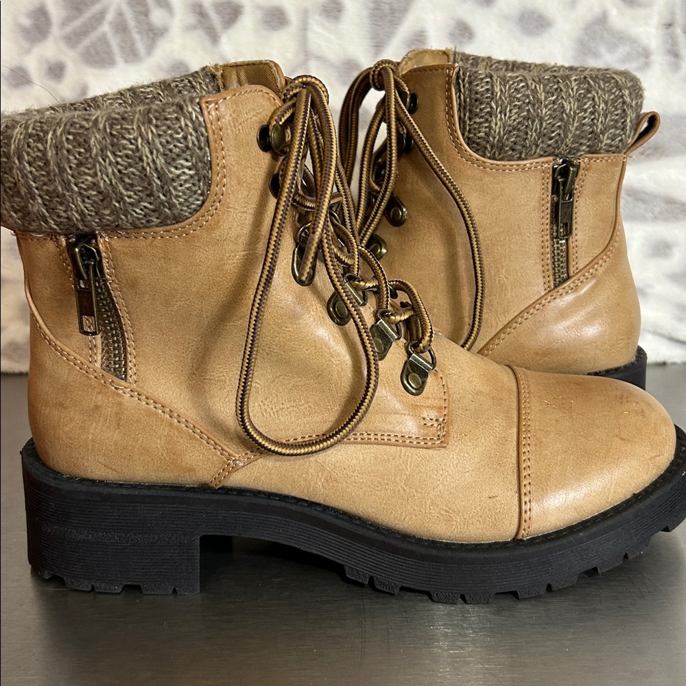 MIA Windy combat boots in tan faux leather sweater trimmed size 7